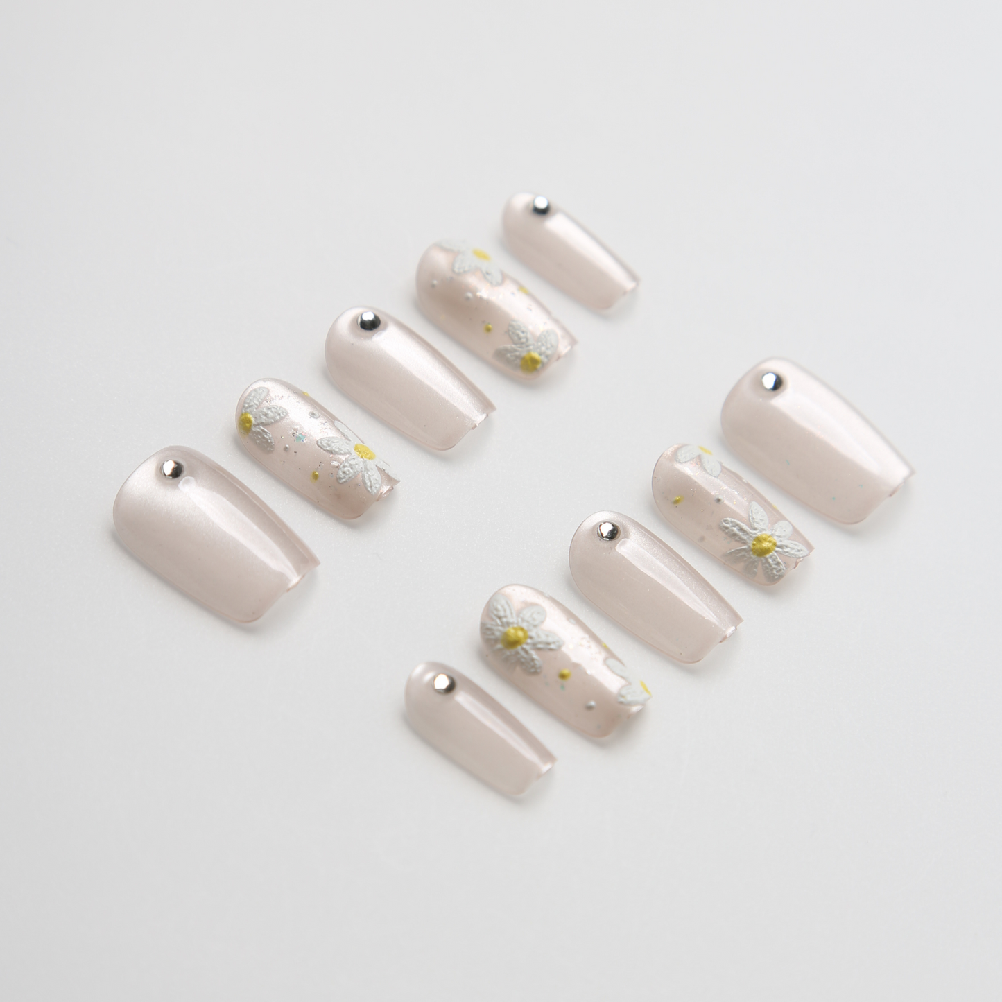 Daisy Charm Blush Nails